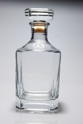 İyi fiyat 700ml Şeffaf Cam Likör Şişeleri/Viski Cam Şişe çevrimiçi
