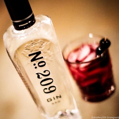 İyi fiyat 200ml 500ml 1750ml Cam Ruh Şişesi Kabartmalı Yazı 209 Cin Cam Şişe çevrimiçi
